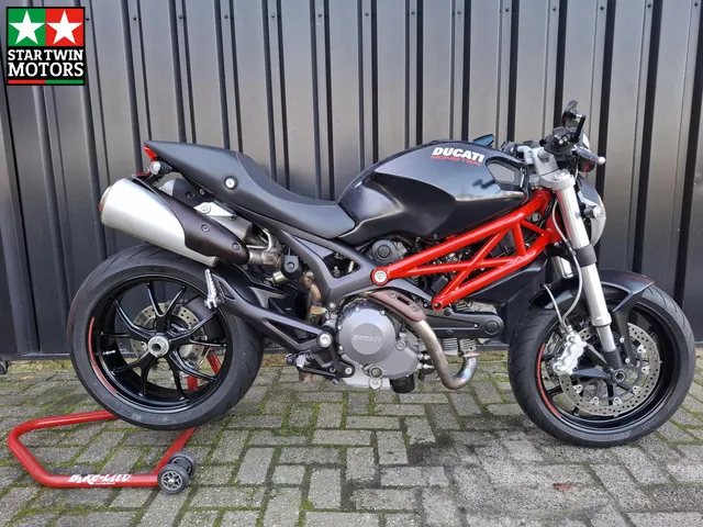 ducati-monster-796-8192-1