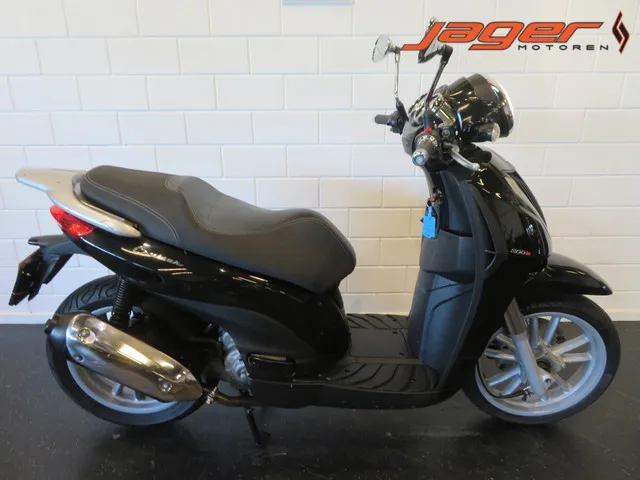piaggio-carnaby-300-2484-1